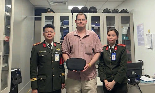 Kịp thời trao trả túi xách cùng nhiều giấy tờ, tài sản cho du khách quốc tế