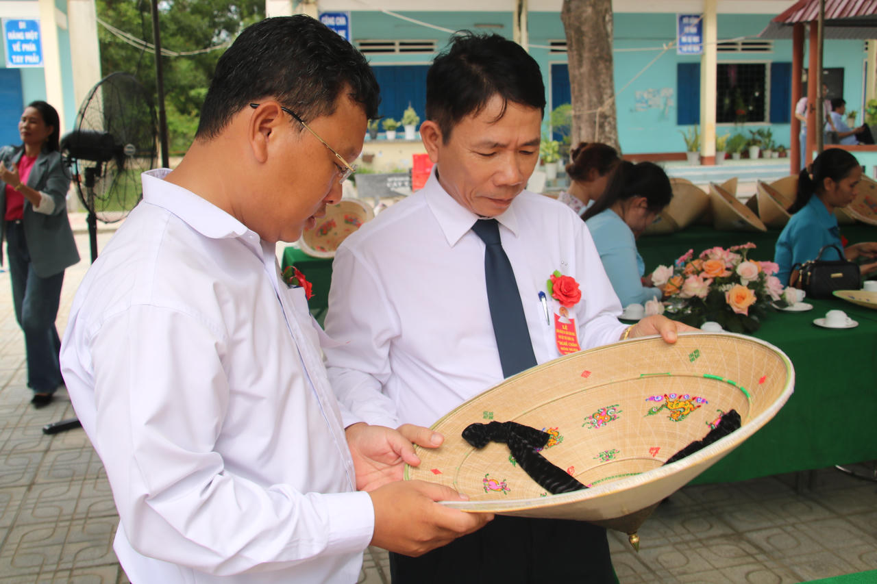 Đến làng nghề nón ngựa Phú Gia, du khách có thể trực tiếp tham gia làm nón cùng nghệ nhân. (Ảnh: Đình Phùng)