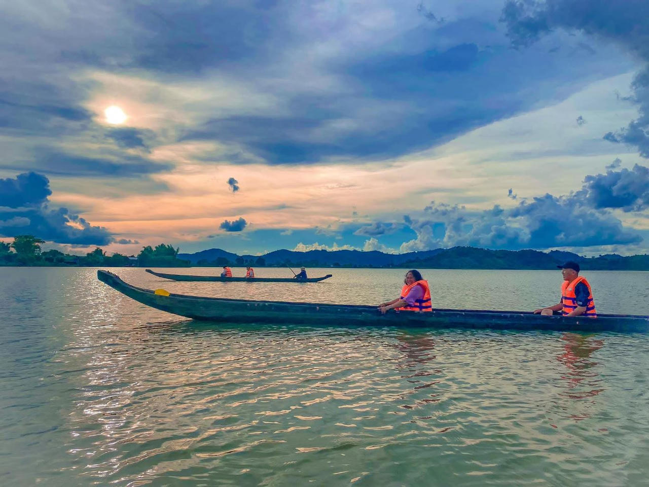 Trải nghiệm thuyền độc mộc tại hồ Lắk