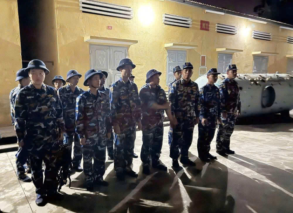 Ngay trong đêm 21/2, Đội Đặc công nước của Lữ đoàn 126 đã nhận nhiệm vụ lên đường làm nhiệm vụ cứu nạn tại hồ Thác Bà.