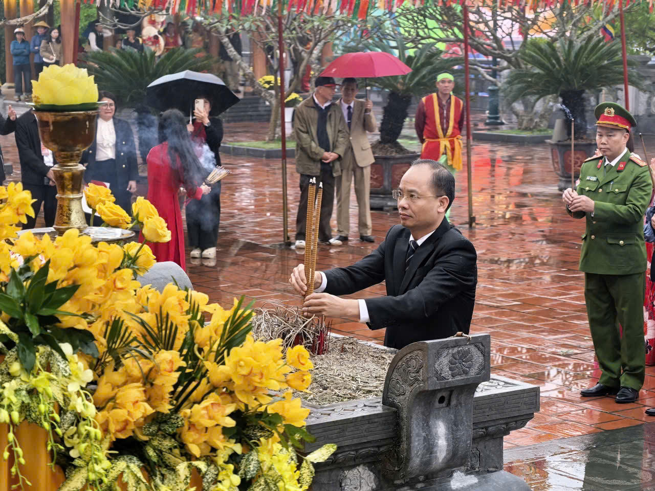 Bí thư Đảng uỷ phường Bắc Giang Đặng Đình Hoan dâng hương tại lễ hội.