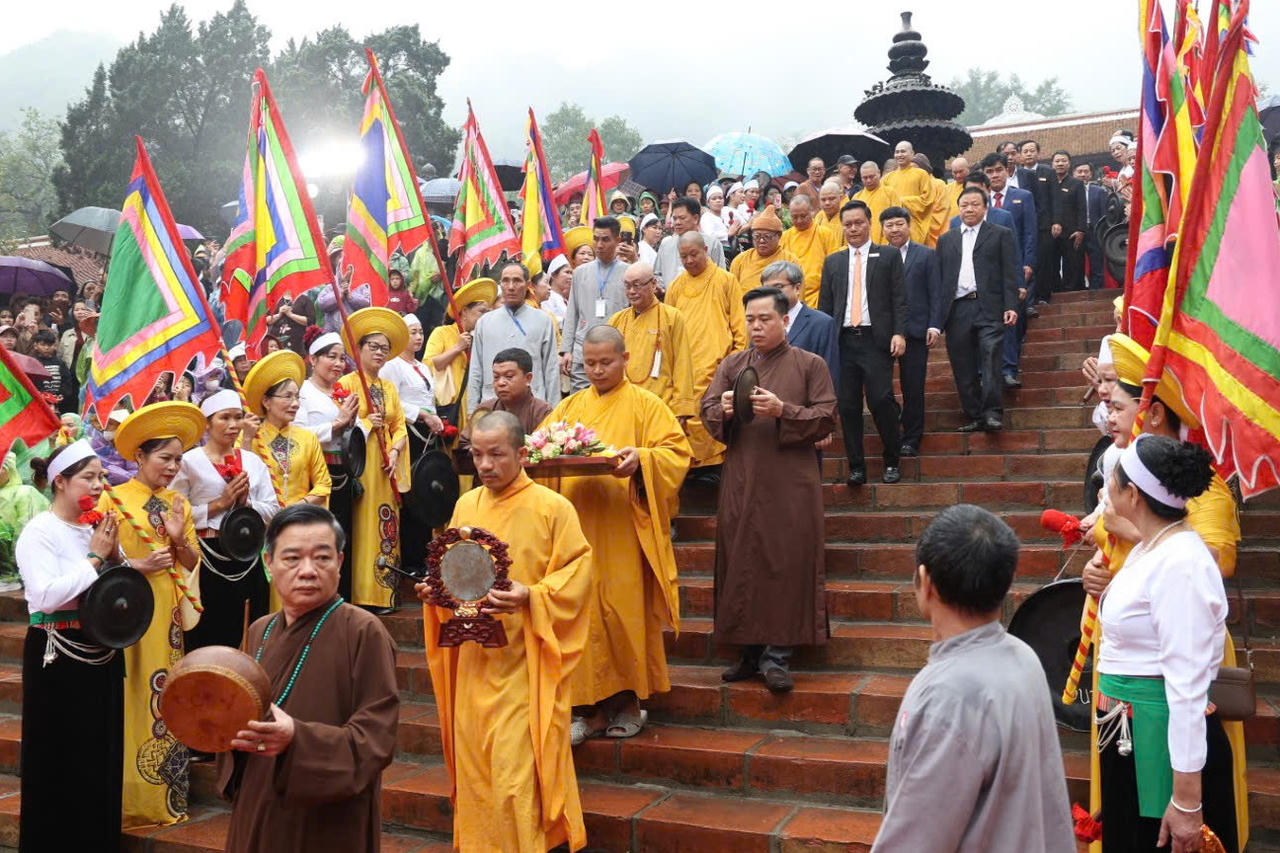 Hàng chục nghìn khách thập phương tới chùa Hương 2026 ngày khai hội