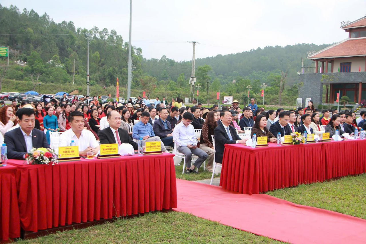 Đại biểu tham dự buổi lễ.