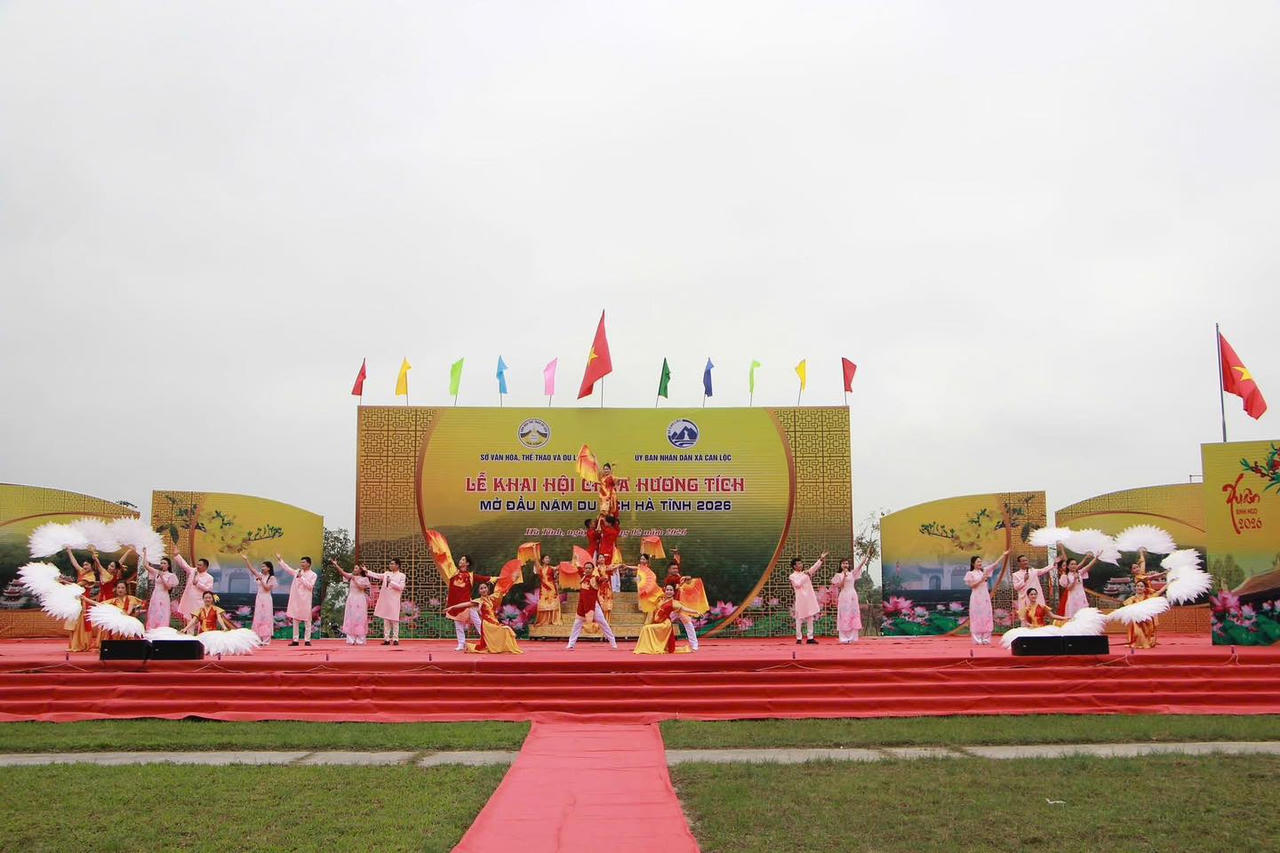 Lễ khai hội chùa Hương Tích.