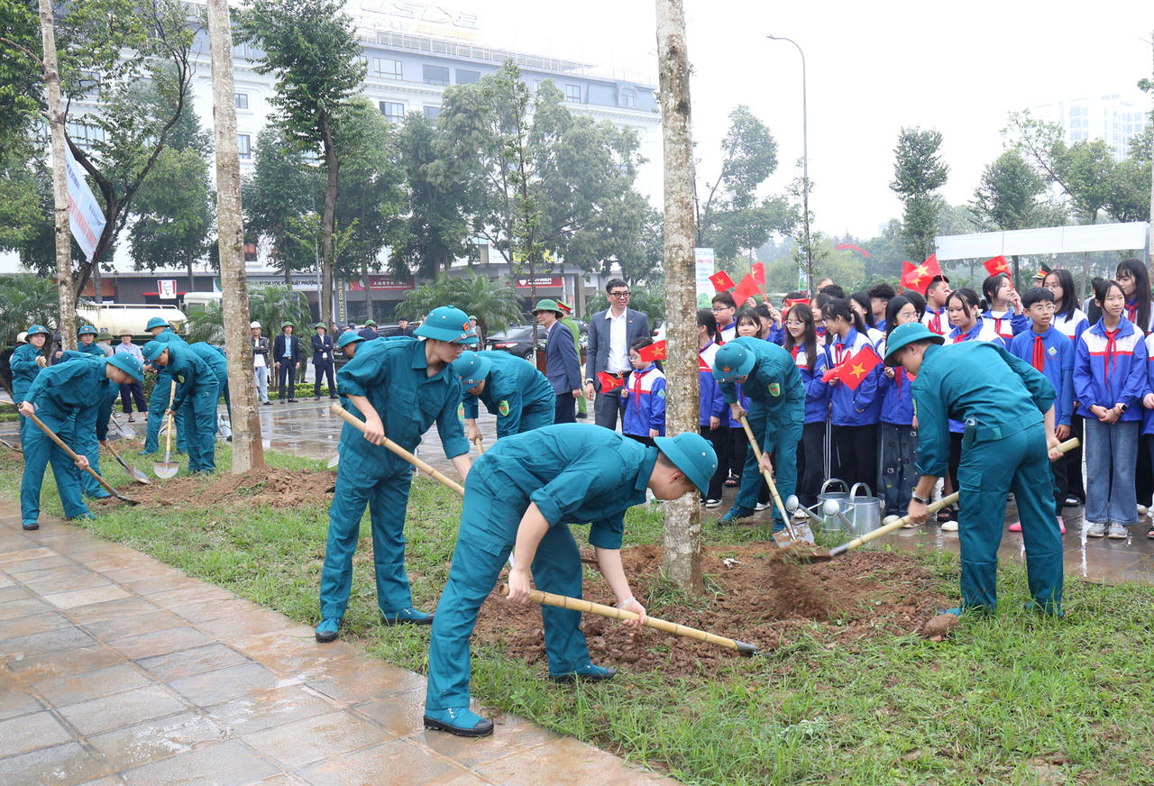 Các lực lượng tham gia trồng cây tại Lễ phát động.
