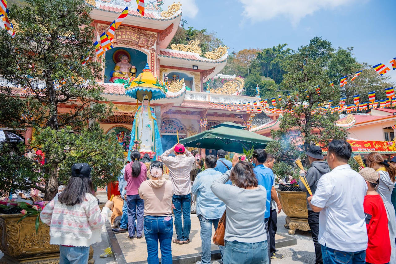 Gần 157.000 lượt khách đi cáp treo lên núi Bà Đen trong ngày Khai mạc Hội xuân