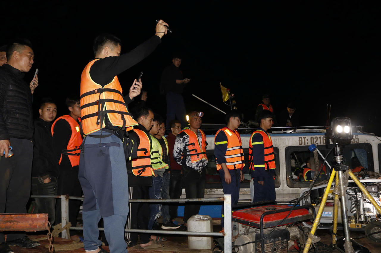 Xuyên đêm tìm kiếm nạn nhân mất tích vụ lật tàu chở khách trên hồ Thác Bà