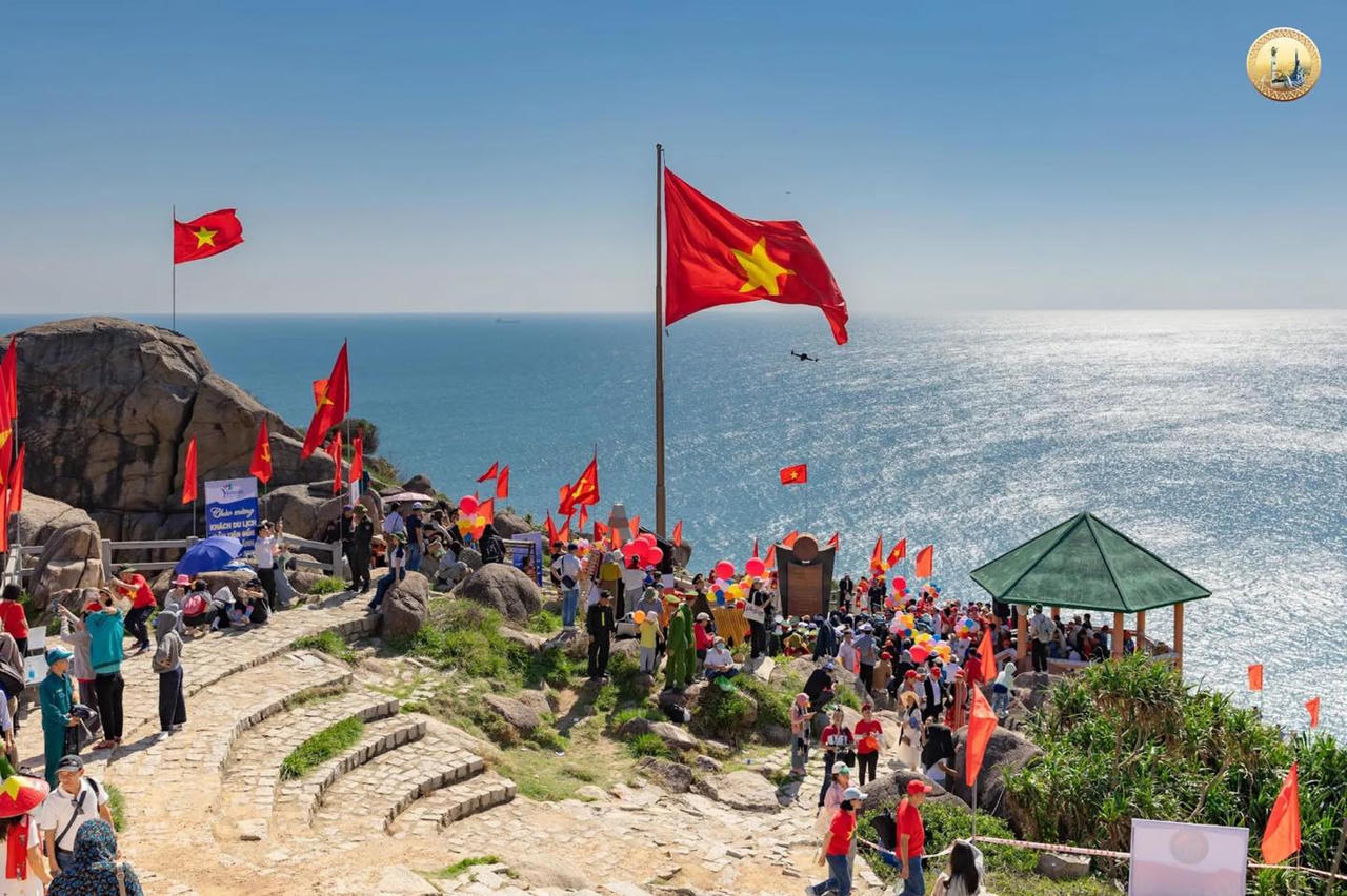 Mũi Điện nơi đón bình minh đầu tiên trên đất liền tại Việt Nam