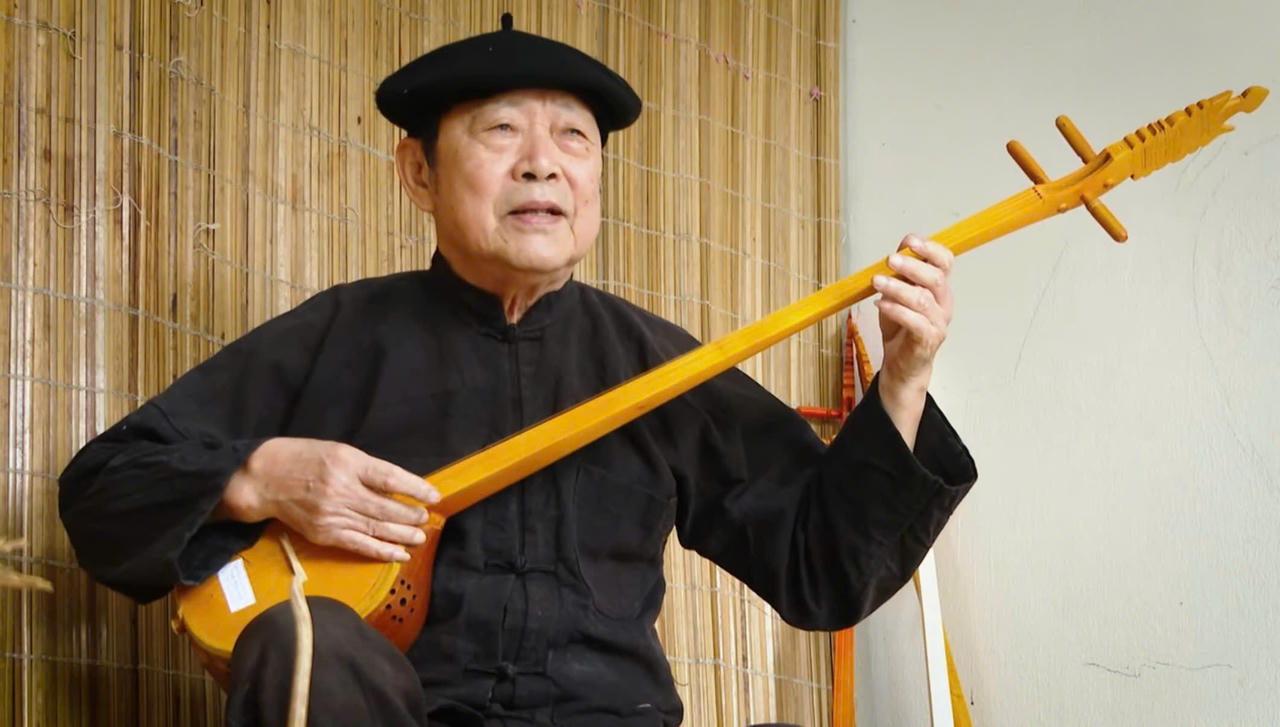 Nghệ nhân Thàm Ngọc Kiến cho biết, cần chọn gỗ và quả bầu thật cẩn trọng mới có thể làm ra cây đàn Tính đạt chuẩn.