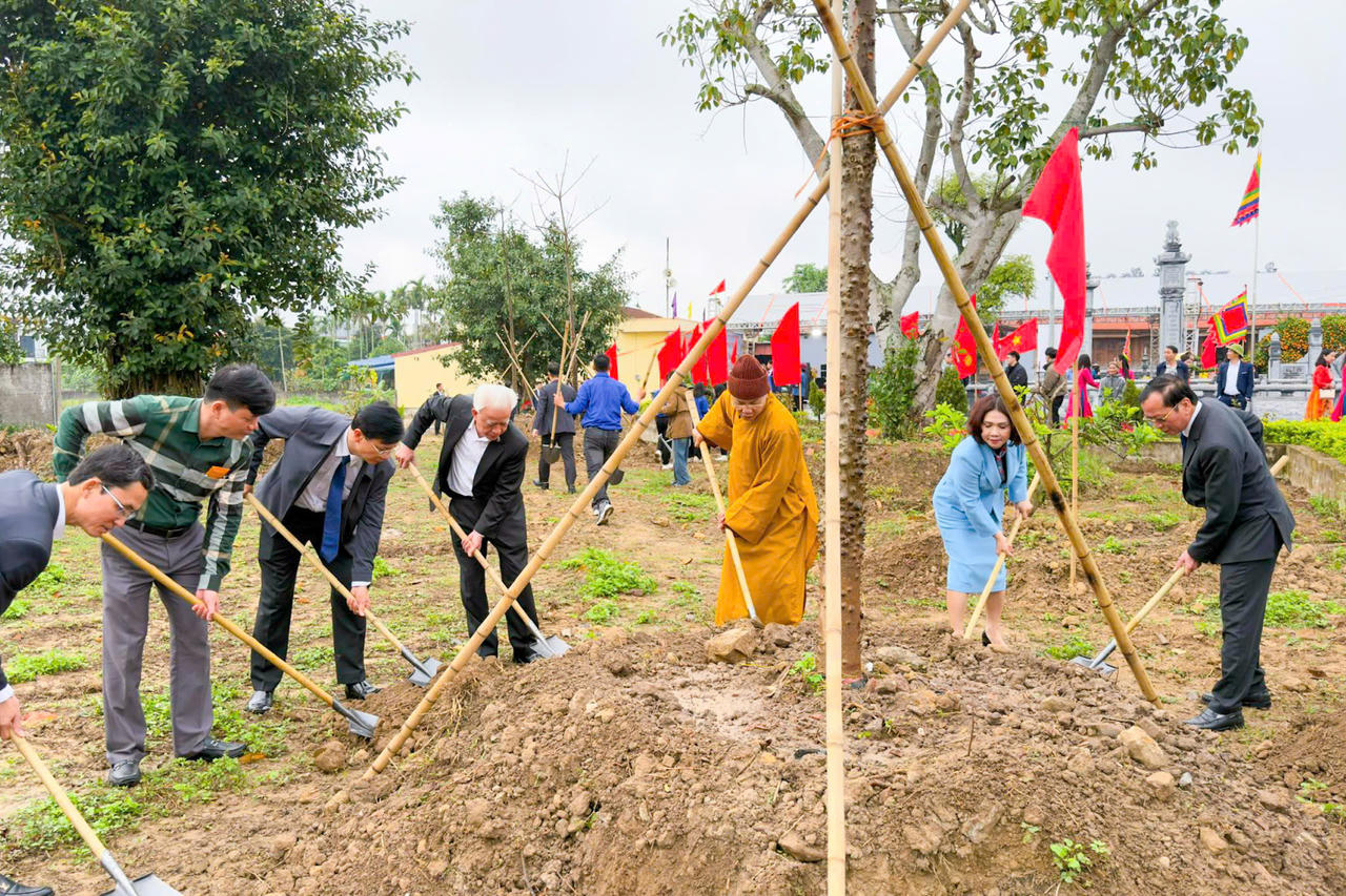 Các lãnh đạo trồng cây tại  Di tích lịch sử - văn hóa cấp Quốc gia Đình Nhu Thượng