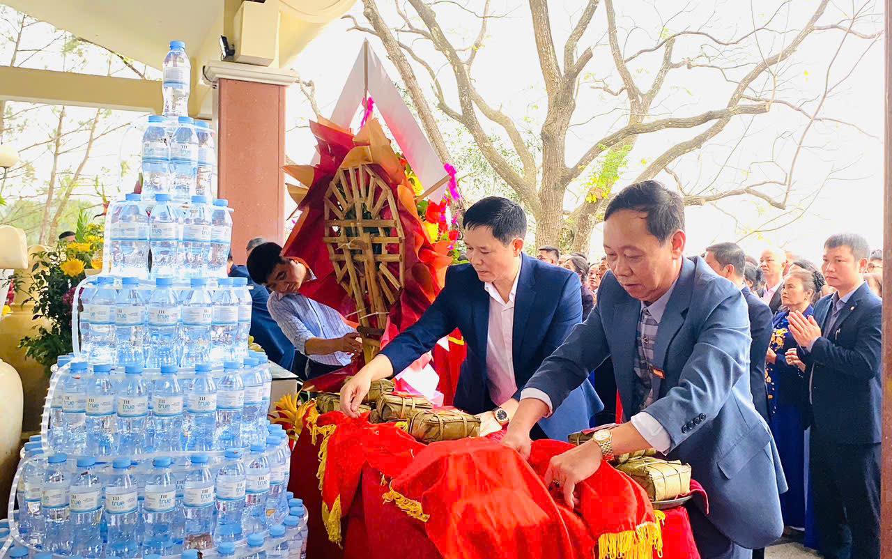 Lễ dâng bánh chưng tri ân bà Hoàng Thị Loan - thân mẫu Chủ tịch Hồ Chí Minh