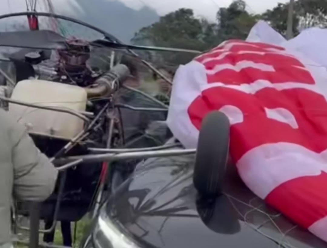 Dù lượn gắn động cơ rơi trúng xe ô tô trên quốc lộ 2C. Ảnh: CTV.