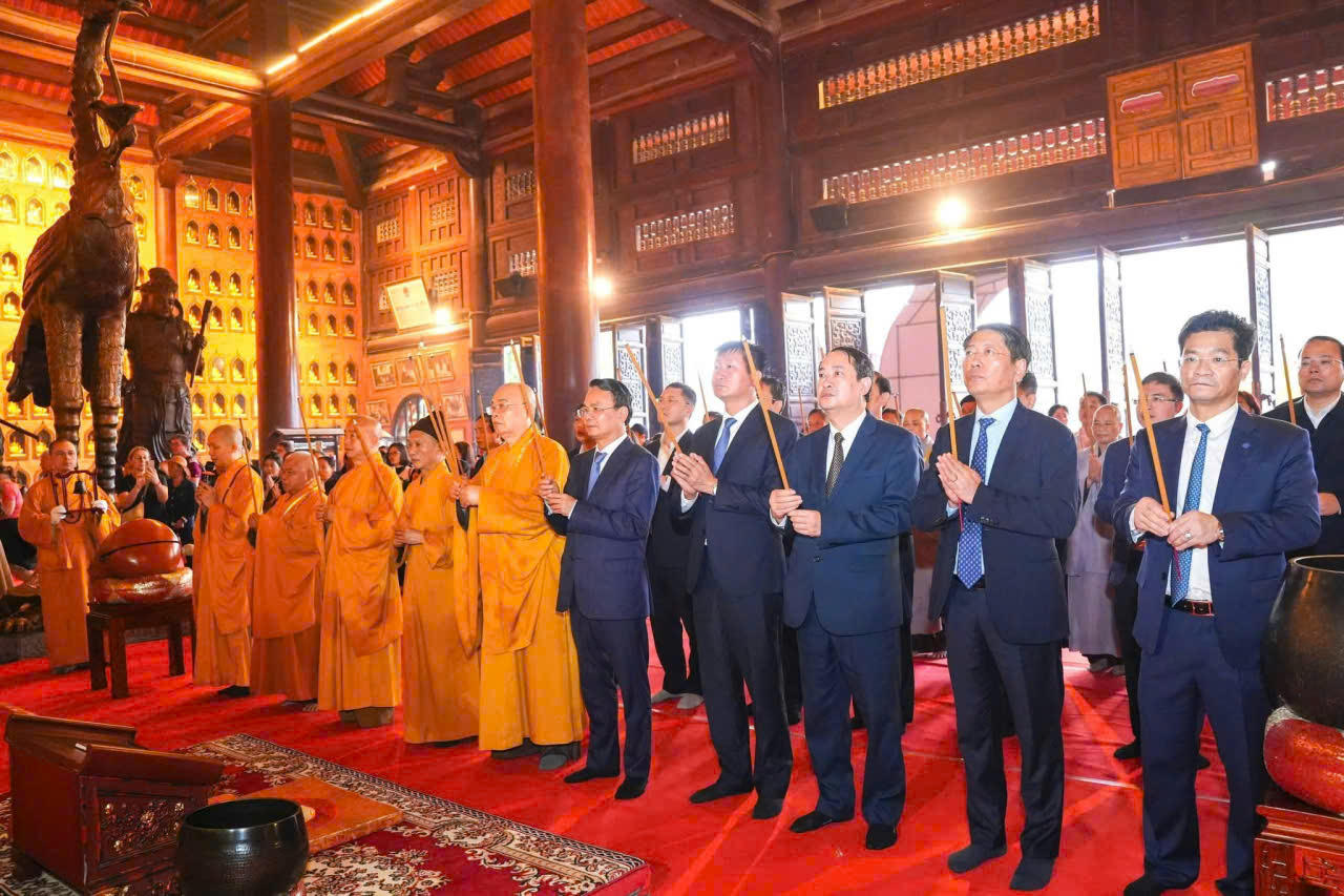 Các đại biểu dâng hương tại Lễ hội