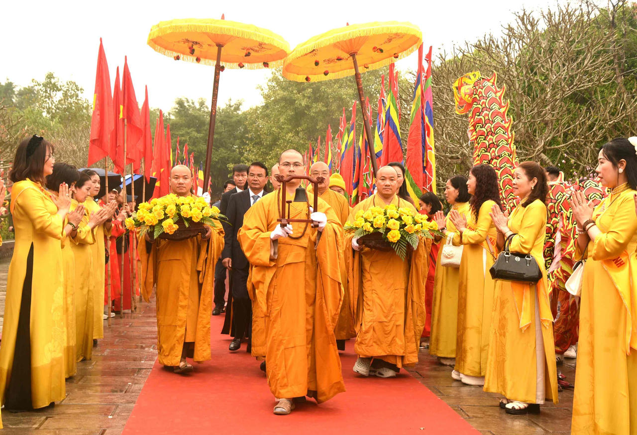 Các đại biểu, tăng ni thực hiện nghi lễ tại Hội xuân chùa Bái Đính