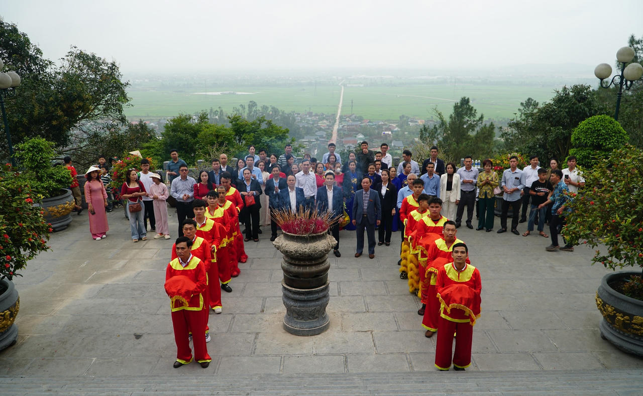 Lễ dâng bánh chưng tri ân bà Hoàng Thị Loan.
