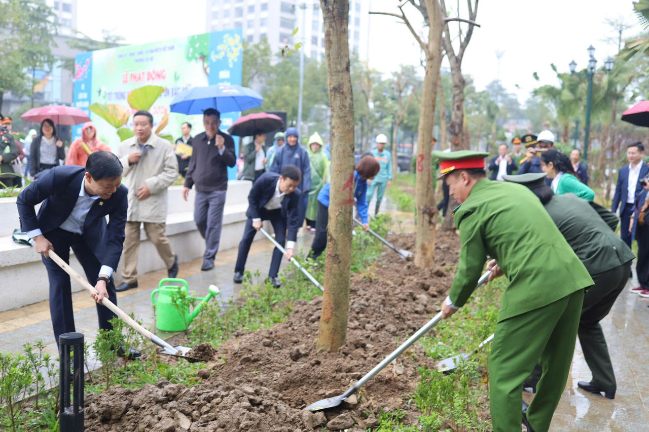 Đông đảo cán bộ, đảng viên và Nhân dân phường Tây Hồ tham gia trồng cây ngay sau lễ phát động. (Ảnh: Trung Nguyên)