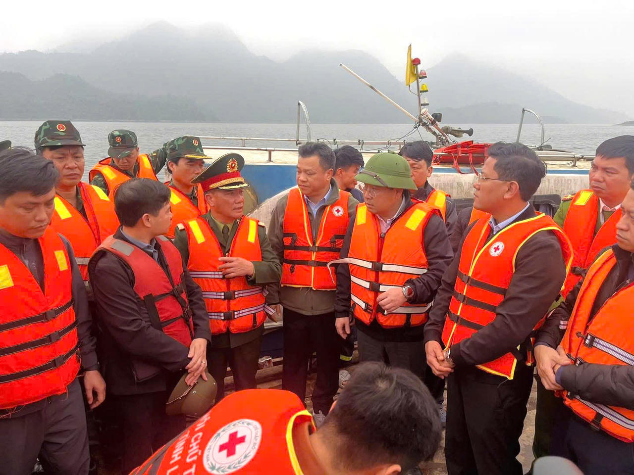 Chủ tịch UBND tỉnh Lào Cai Nguyễn Tuấn Anh đã chỉ đạo các lực lượng chức năng huy động tối đa nhân lực, phương tiện tiếp tục khẩn trương, tập trung cao nhất cho công tác cứu nạn, cứu hộ.