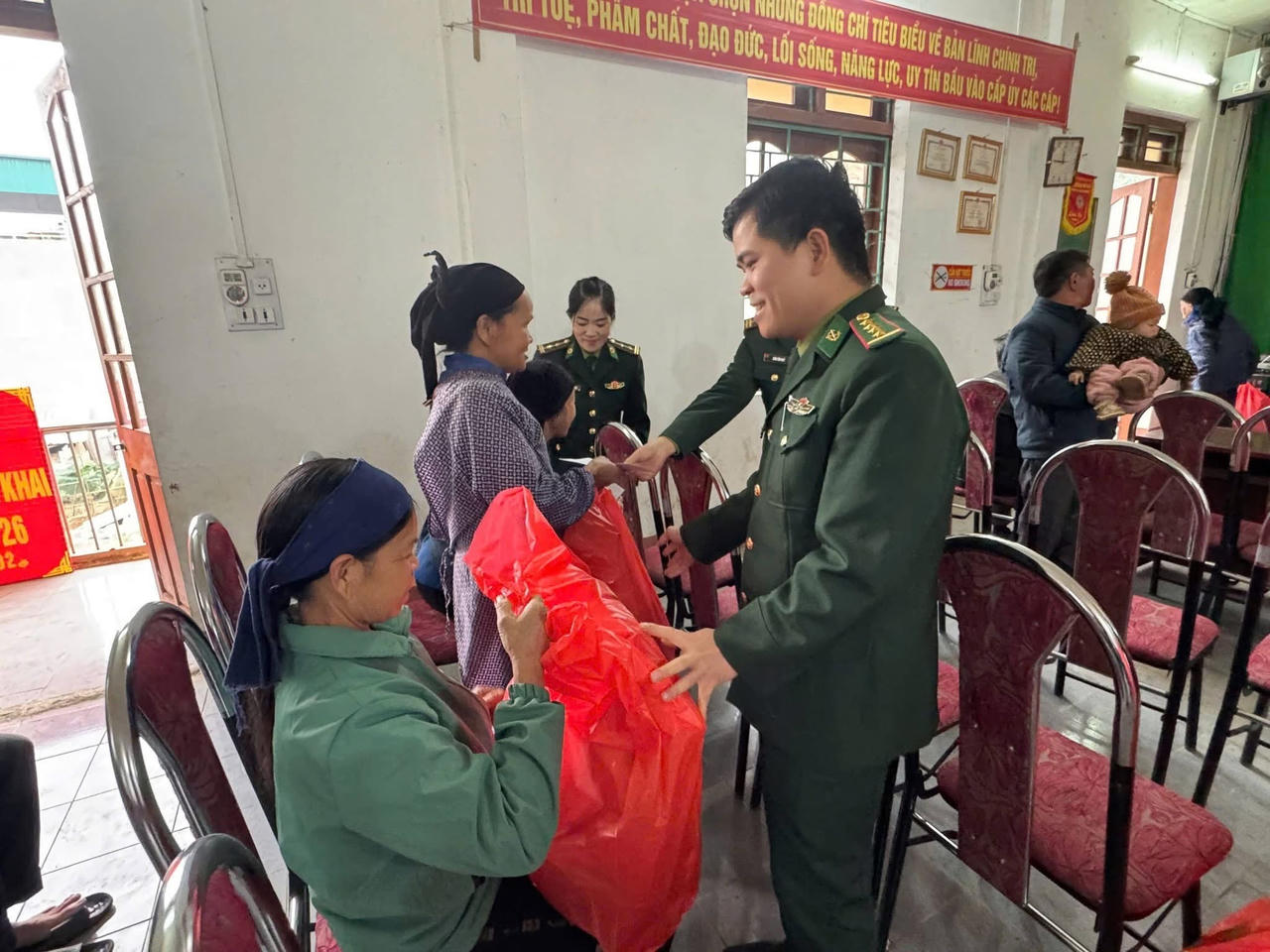 Cán bộ Đồn Biên phòng Đàm Thuỷ tặng quà cho người dân. (Ảnh: Đồn BP Đàm Thuỷ)