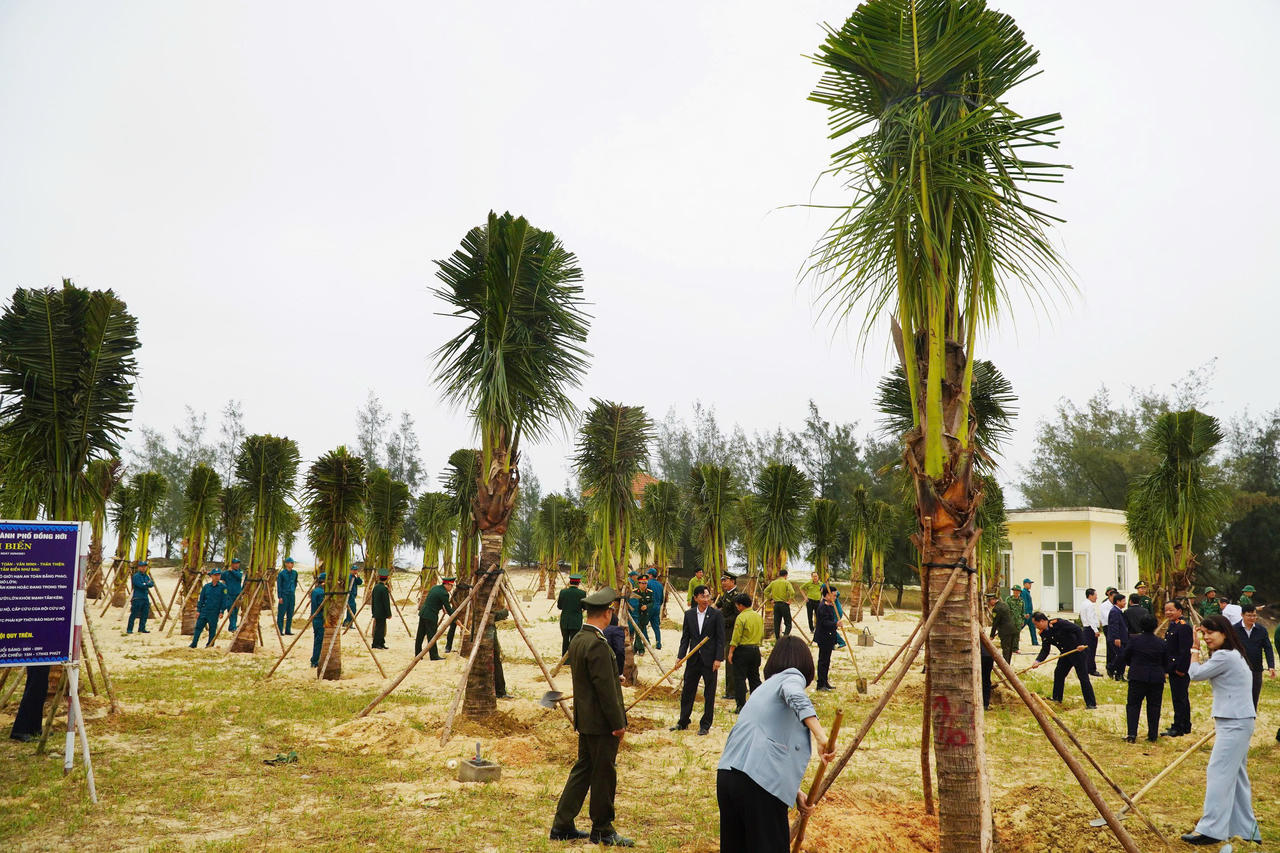 Lãnh đạo tỉnh Quảng Trị cùng cán bộ, nhân dân tham gia trồng cây đầu xuân tại bãi tắm Bảo Ninh 2, phường Đồng Hới.