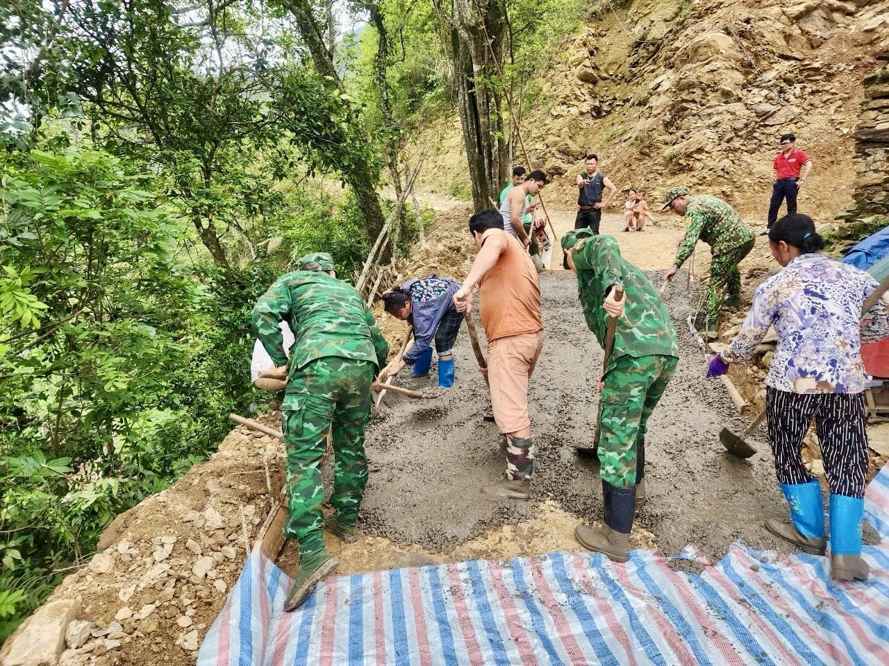 Cán bộ, chiến sĩ Đồn BP Đàm Thuỷ hỗ trợ người dân xây nhà. (Ảnh: Đồn BP Đàm Thuỷ)