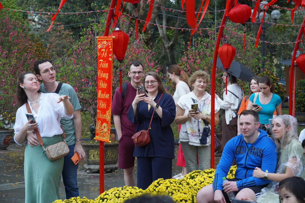 'Âm nhạc cuối tuần' lan tỏa năng lượng đầu xuân bên hồ Gươm