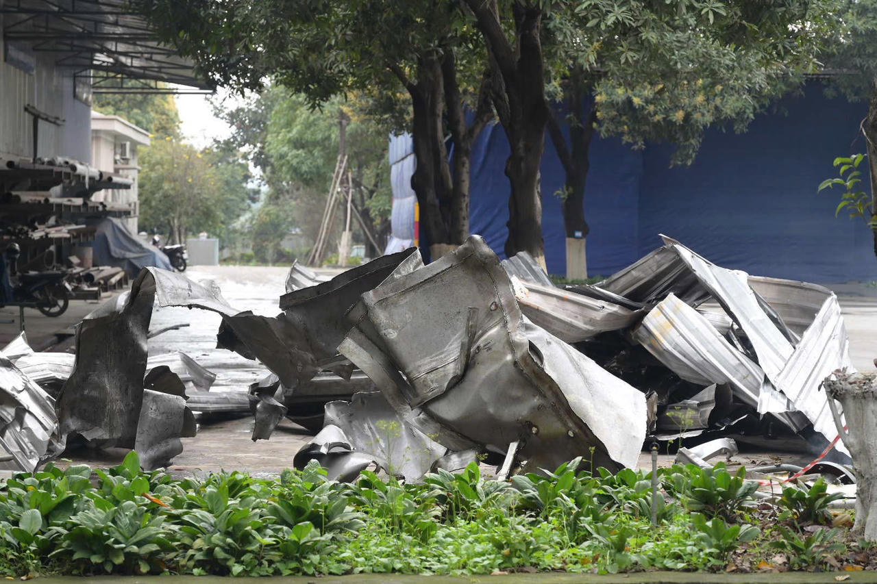 Theo thông tin ban đầu,&nbsp; nước trong bồn cạn gây cháy phốt pho trong bồn tinh chế. 