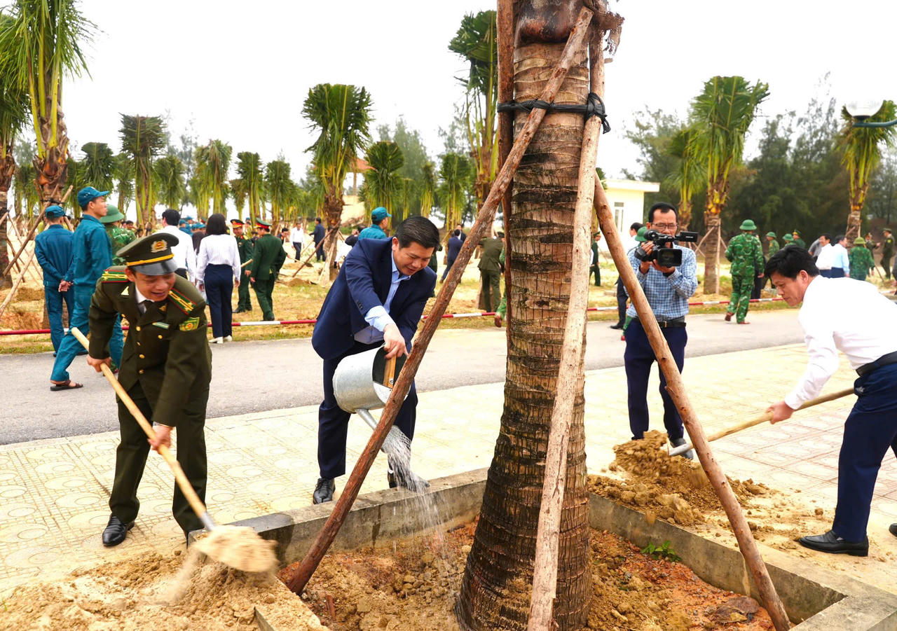 Lãnh đạo tỉnh Quảng Trị tham gia trồng cây xanh tại khu vực bãi tắm Bảo Ninh 2, tổ dân phố Trung Bính, phường Đồng Hới.