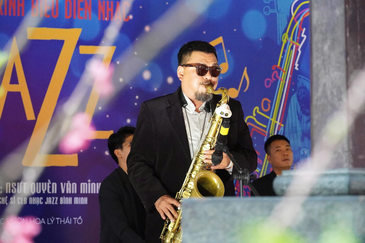 'Âm nhạc cuối tuần' lan tỏa năng lượng đầu xuân bên hồ Gươm