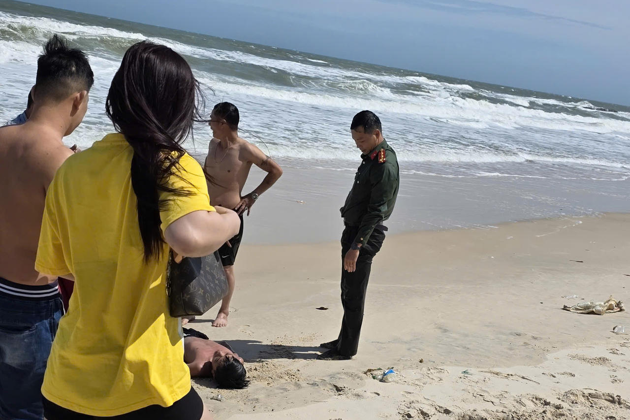 Đại uý Lê Đình Thành cùng người dân kịp thời cứu 2 cháu bé bị đuối nước.