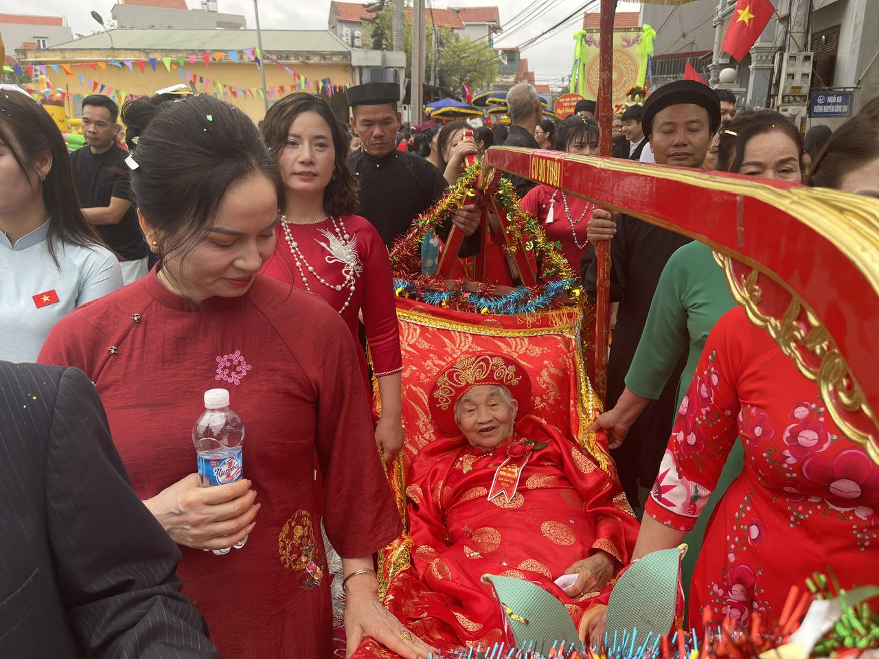 Cụ Nguyễn Thị Mận (90 tuổi) thảnh thơi trên võng đào được con cháu rước lên miếu Tiên Công.