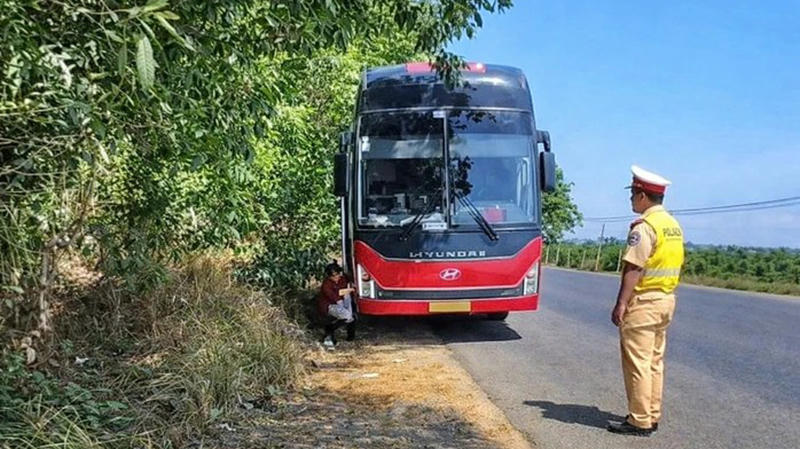 Phát hiện xe khách nhồi nhét 61 người, phạt 120 triệu đồng