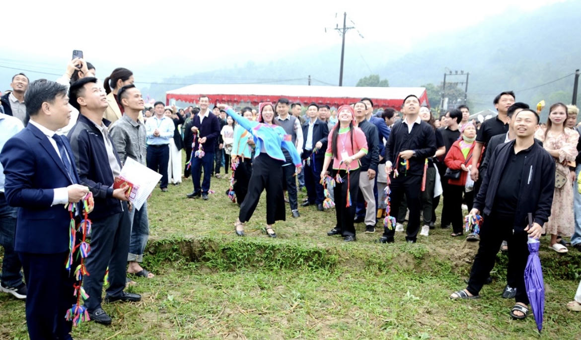 Nhiều hoạt động văn hóa, văn nghệ sôi nổi như: Hát dân ca dân tộc Giáy, Tày; thi ném còn; đi cầu thăng bằng và các trò chơi dân gian khác tại lễ hội thu hút đông đảo nhân dân tham dự