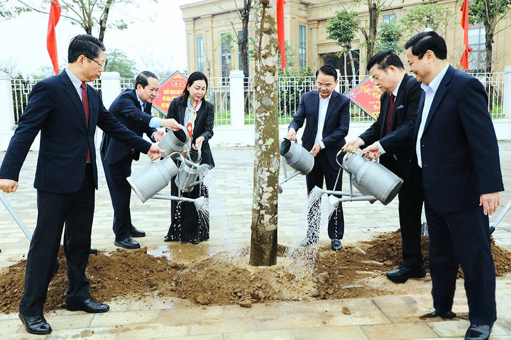 Các đại biểu và Nhân dân phường Hoa Lư đã tham gia trồng khoảng 350 cây xanh dọc tuyến đường Đinh Tiên Hoàng.