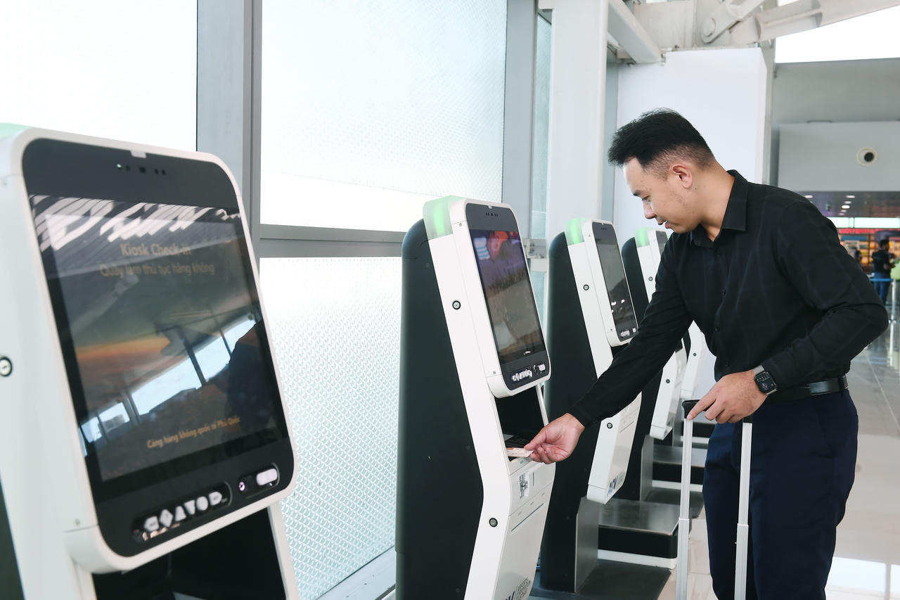 Thay vì hình ảnh chen chúc hay ùn ứ kéo dài, không gian nhà ga vẫn giữ được sự trật tự, ngăn nắp.