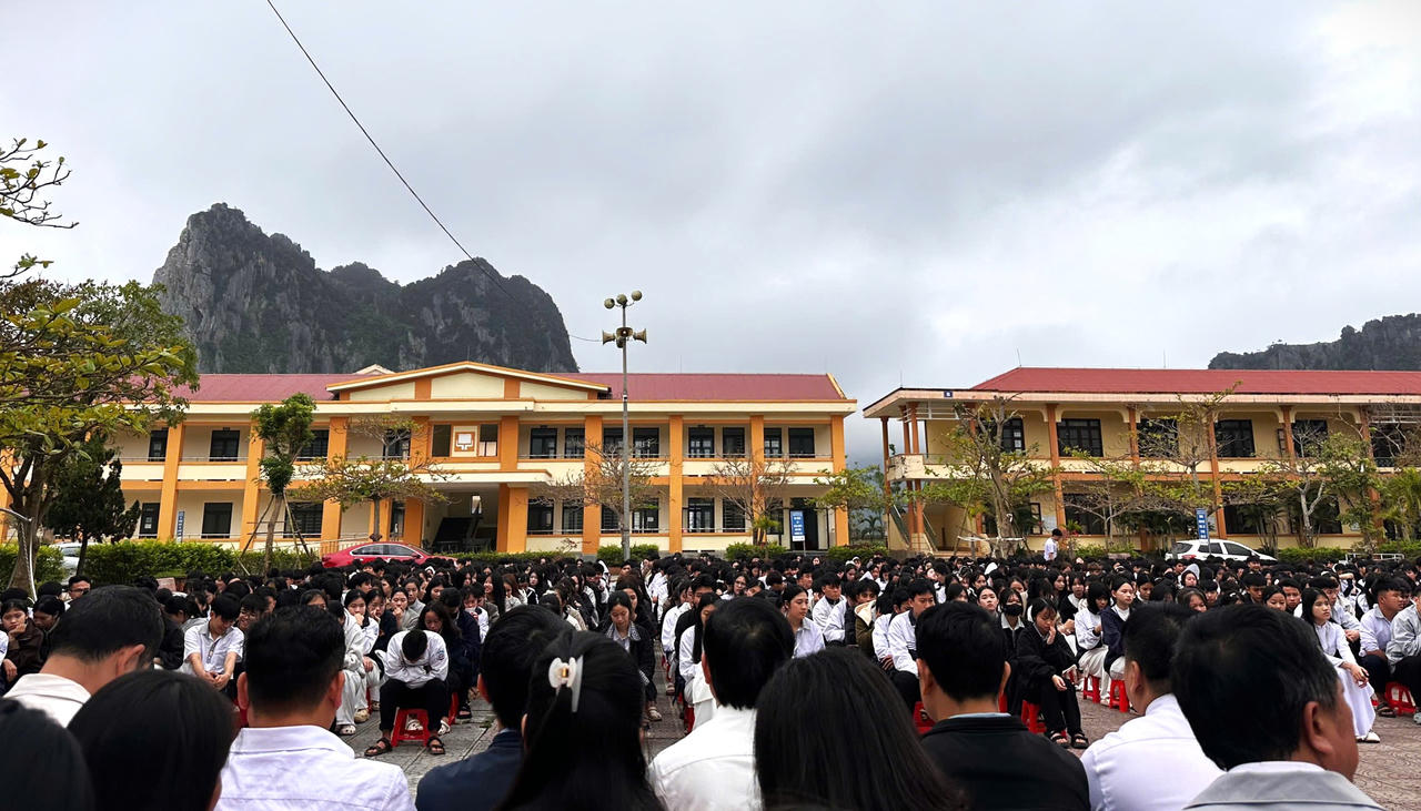 Buổi sinh hoạt dưới cờ tại Trường THPT Lê Trực đầu năm mới trở thành dịp lan tỏa tấm gương dũng cảm cứu người của em Cao Hoàng Ân Đức.