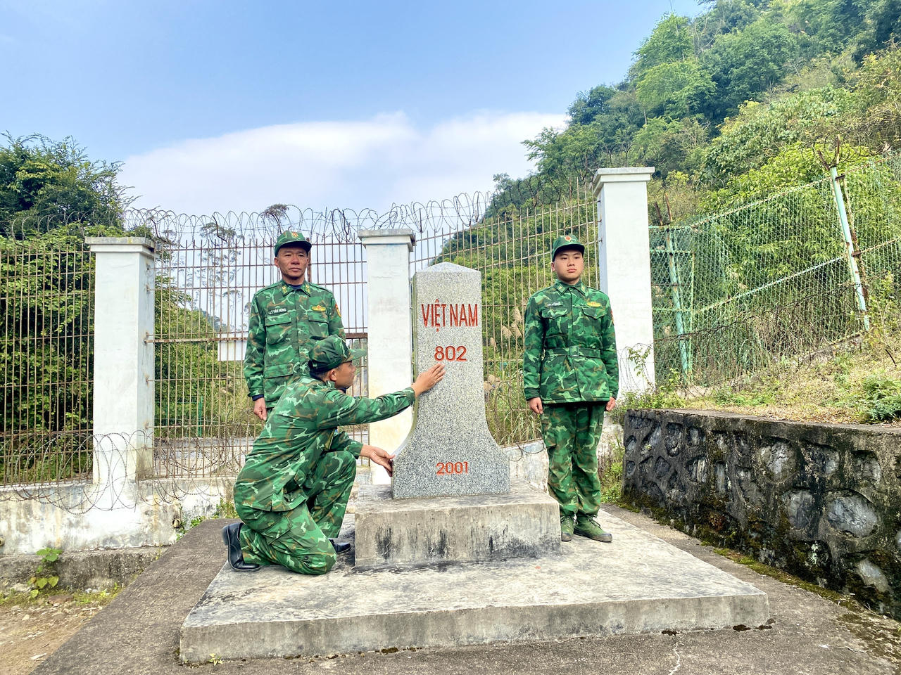 Chiến sĩ Đồn BP Ngọc Côn tuần tra bảo vệ biên giới. (Ảnh: Thanh Tùng)