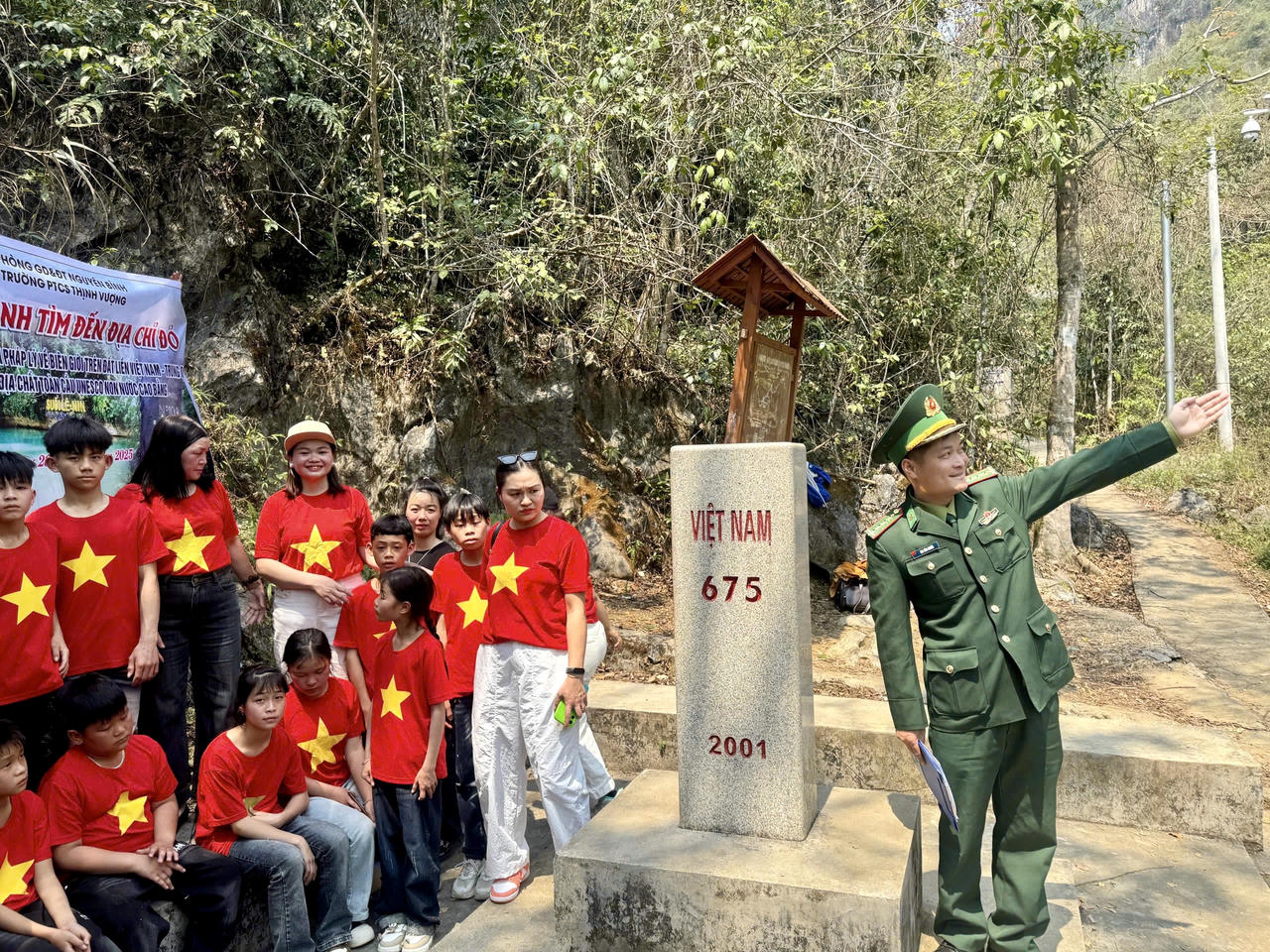 Chiến sĩ Đồn Biên phòng Cửa khẩu Sóc Giang tuyên truyền cho người dân tại mốc 675. (Ảnh: Đồn BPCK Sóc Giang)