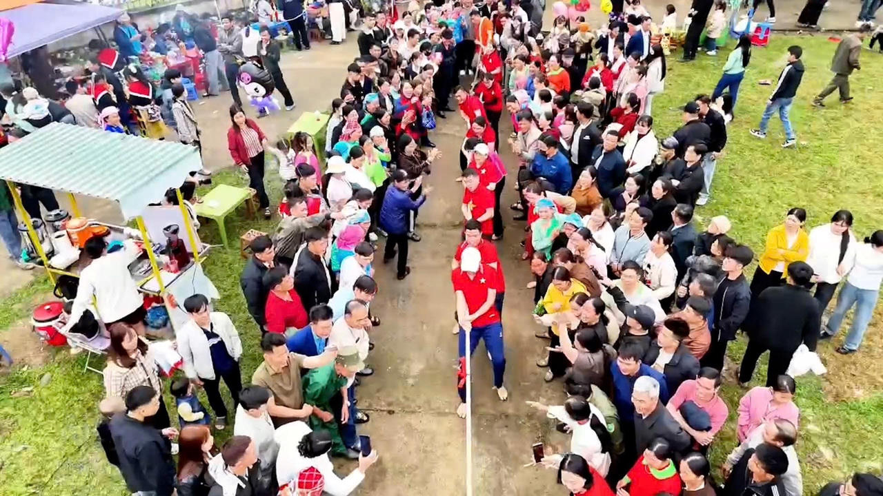 Cùng với đó, các trò chơi dân gian như ném còn, kéo co, đẩy gậy, nhảy sạp và không gian trưng bày sản vật địa phương đã thu hút đông đảo Nhân dân tham gia, tạo nên không khí lễ hội sôi nổi, đậm đà bản sắc.