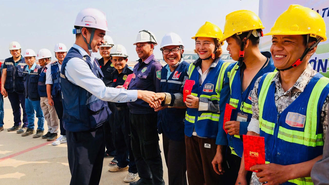 Kỹ sư, công nhân được lì xì đầu xuân ngay tại công trường.