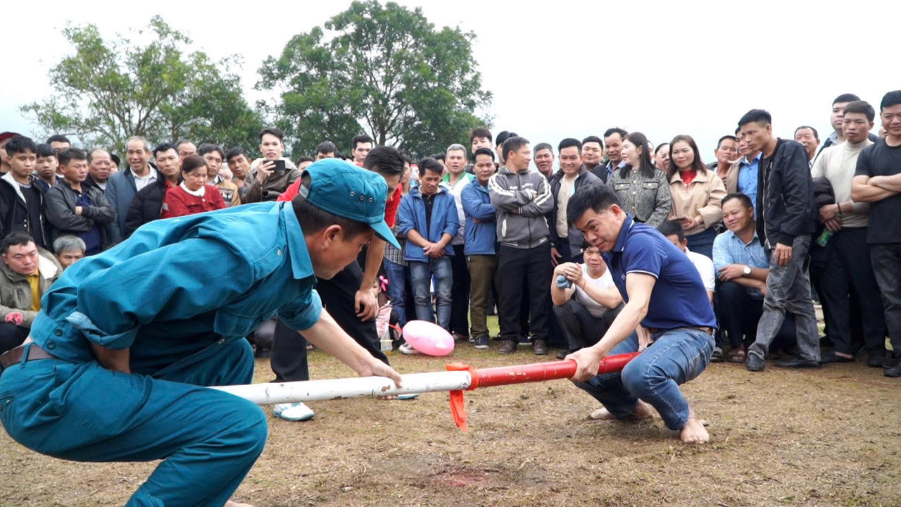 Đồng bào các dân tộc tỉnh Lào Cai rộn ràng vui lễ xuống đồng đầu xuân
