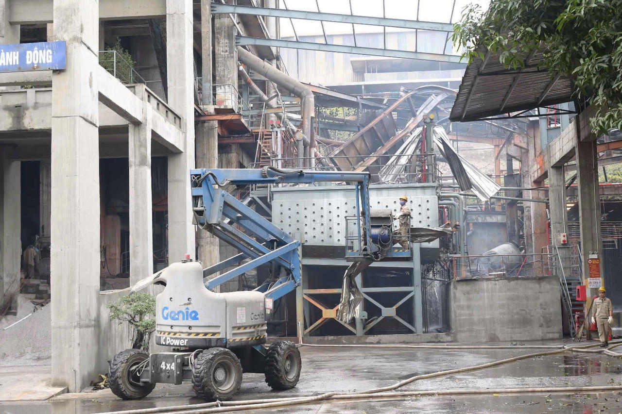 Ngay sau khi nhận được tin báo, Đồn Công an Tằng Loỏng đã khẩn trương có mặt tại hiện trường, phối hợp các lực lượng tổ chức cứu nạn, cứu hộ và dập tắt đám cháy do sự cố gây ra.