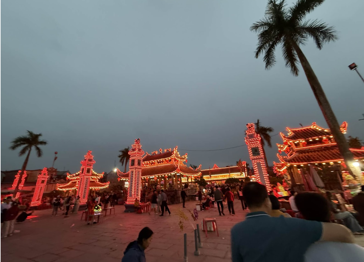 Huyền tích 3 lần hiển linh của thánh Mẫu Liễu Hạnh và phiên chợ chỉ thực sự "sống" trong bóng tối bao trùm