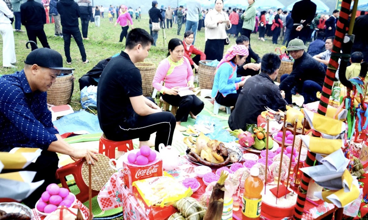 Lễ hội còn là dịp để nhân dân bày tỏ lòng biết ơn trời đất, thần linh và tổ tiên đã che chở cho bản làng bình yên, ấm no.