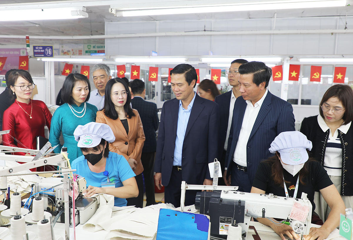Phó Chủ tịch UBND tỉnh Bắc Ninh Lê Xuân Lợi (thứ 3 bên trái) thăm, động viên công nhân Công ty Cổ phần May Sơn Động.