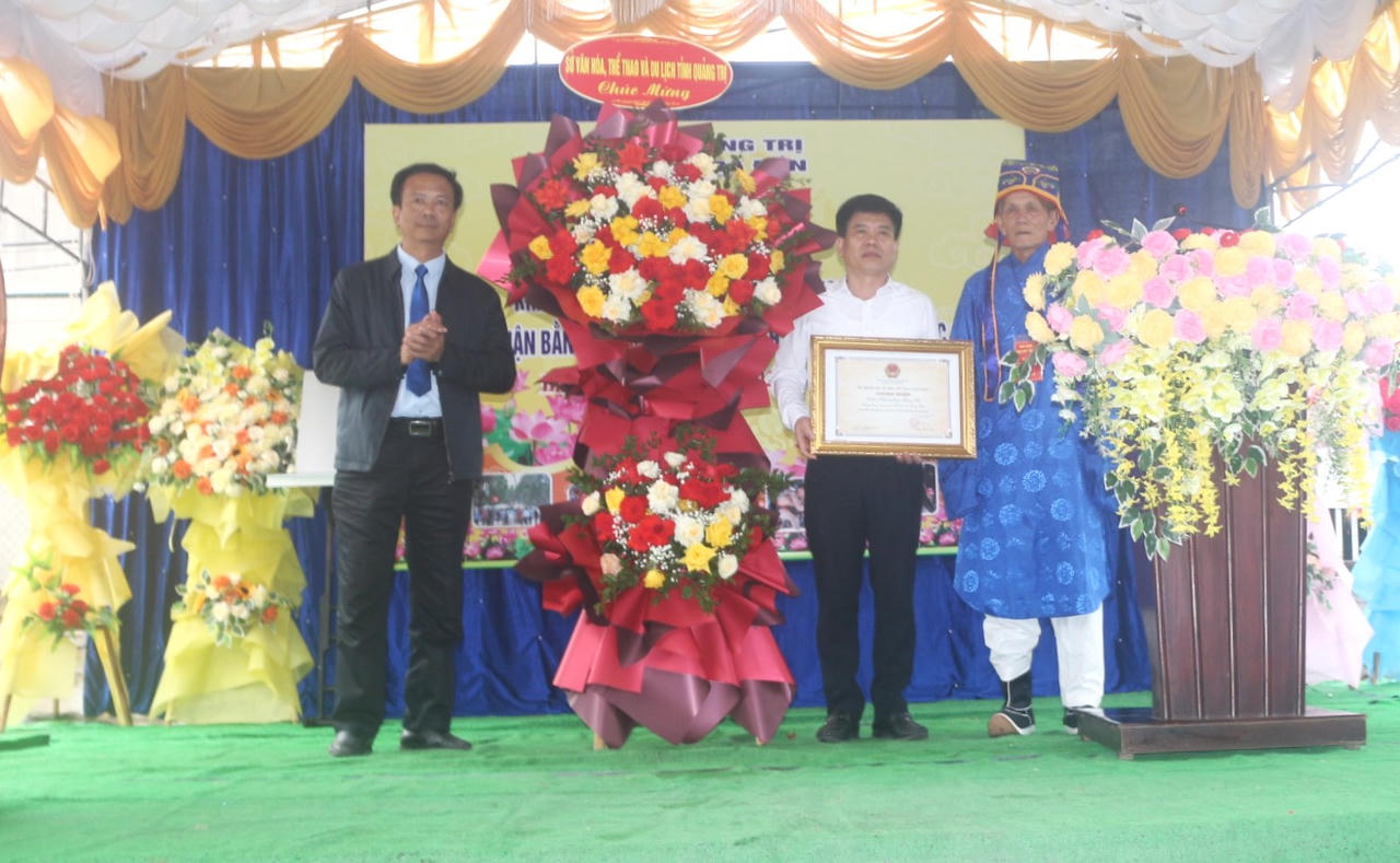 Đại diện lãnh đạo phường Ba Đồn đón nhận bằng ghi danh Di sản văn hóa phi vật thể Quốc gia Lễ hội Khai hạ làng Tượng Sơn.