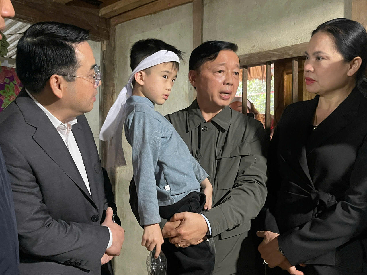 Phó Thủ tướng Trần Hồng Hà thăm hỏi, động viên gia đình nạn nhân vụ lật tàu trên hồ Thác Bà