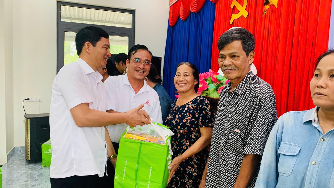 Đại diện Saigon Co.op trao quà chăm lo người dân khó khăn