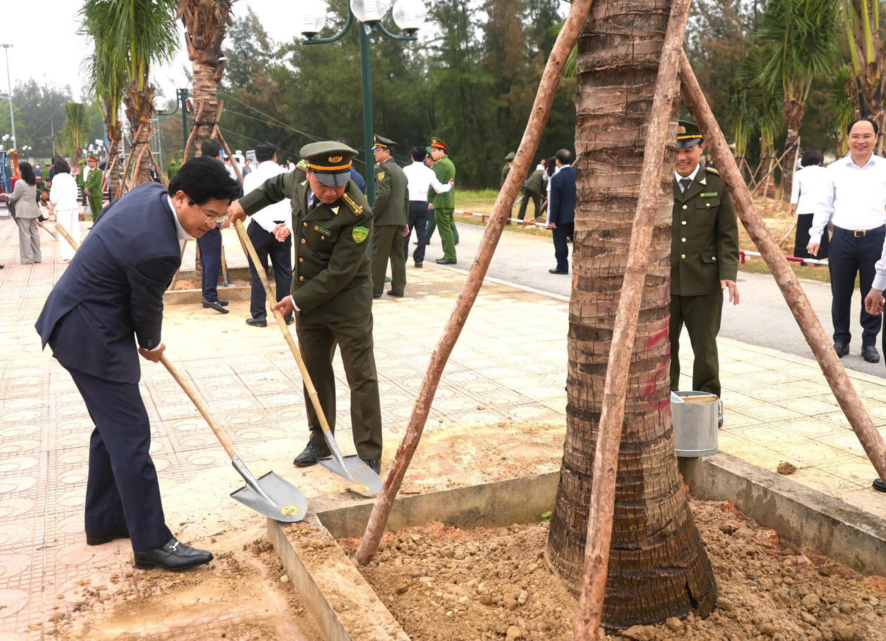 Lãnh đạo tỉnh Quảng Trị trồng cây xanh tại khu vực ven biển Bảo Ninh 2, phường Đồng Hới.
