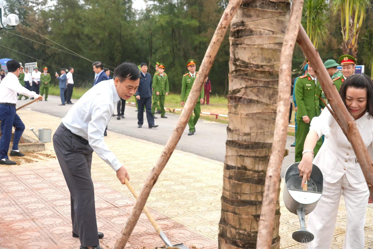 Lãnh đạo tỉnh Quảng Trị tham gia trồng cây hưởng ứng “Tết trồng cây đời đời nhớ ơn Bác Hồ” xuân Bính Ngọ 2026 tại bãi tắm Bảo Ninh 2, phường Đồng Hới.