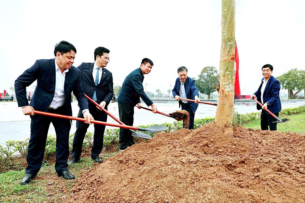 Chủ tịch UBND tỉnh Trần Huy Tuấn dự Lễ phát động “Tết trồng cây đời đời nhớ ơn Bác Hồ” tại Khu di tích Đền Trần - Chùa Tháp, phường Nam Định.